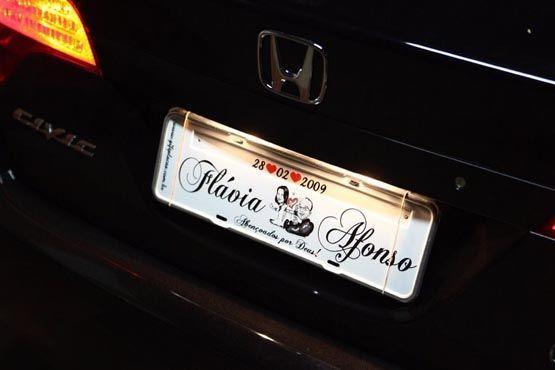 O carro dos noivos ganhou uma placa personalizada bem divertida