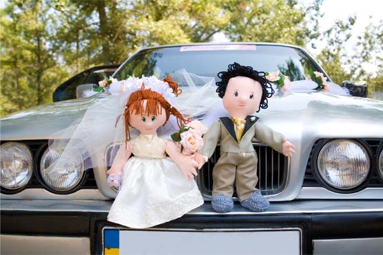 Bonecos representando os noivos são uma opção bastante original para quem quer decorar o carro para o casamento