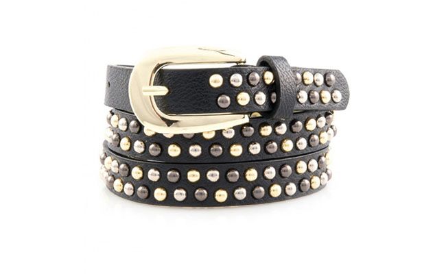 Cinto preto com tachas por R$59,90 na <a href="http://amaro.com/cinto-fino-tachas-628.aspx/p?sku=1428000602" target="blank_">Amaro</a>