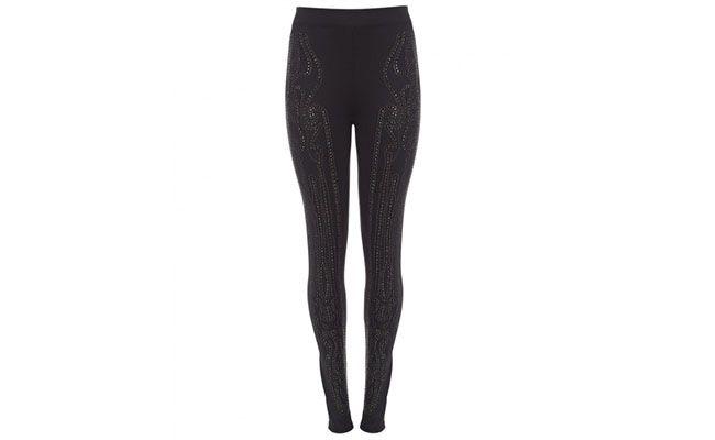Legging preta com por R$144,90 na <a href="http://amaro.com/legging-neoprene-aplicacoes-1298.aspx/p?sku=1454001902" target="blank_">Amaro</a>