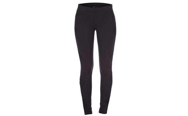 Legging preta com renda na lateral Maria Filó por R$183,40 na <a href="http://www.glamour.com.br/calca-maria-filo-legging-aplique-renda-preto-182985/p" target="blank_">Glamour</a>