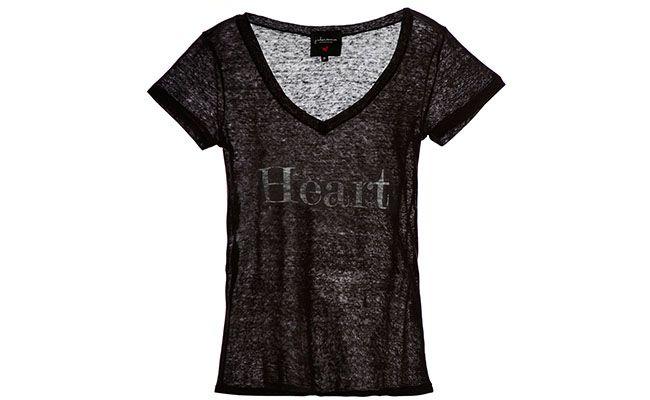 T-shirt preta J.Chermannpor R$168 na <a href="http://www.gallerist.com.br/T-Shirt-Heart-6795.aspx/p" target="blank_">Gallerist</a>