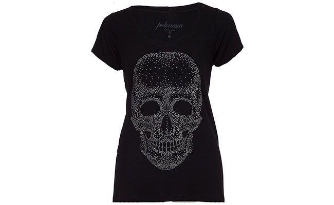 T-shirt preta de caveira Polinesia Tees por R$104 na <a href="http://www.farfetch.com/br/shopping/women/polinesia-tees-camiseta-preta-com-aplicacoes-prateadas-item-10246037.aspx?storeid=9286&ffref=lp_1_" target="blank_">Dafiti</a>