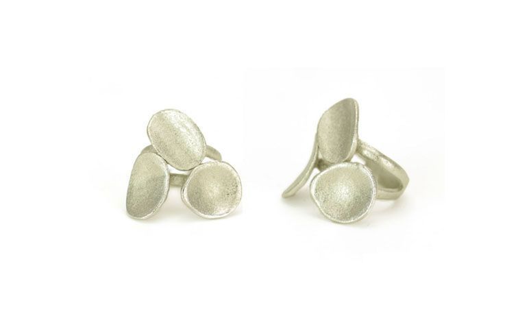 Anel folhado em ouro branco por R$99 na <a href="http://penelopeacessorios.com.br/anel-folheado-a-ouro-vitoria-regia.html" target="_blank">Penélope Acessórios</a>
