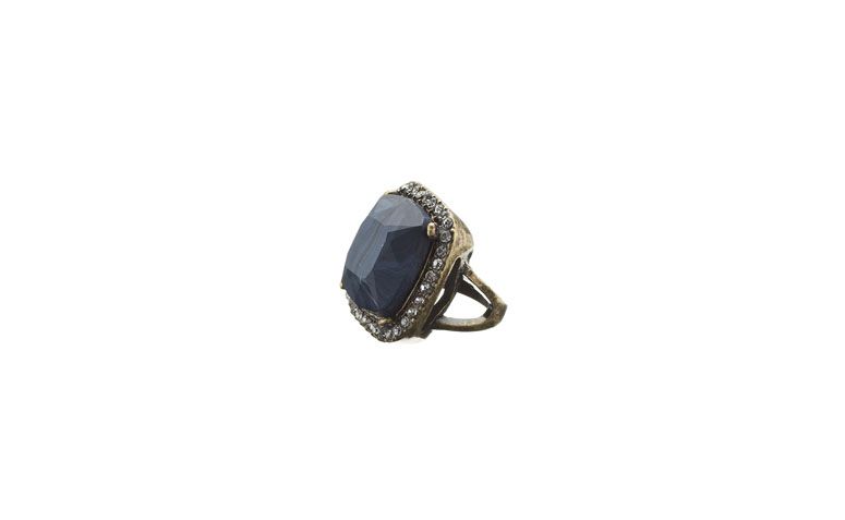 Anel de pedra resinada azul por R$79 na <a href="http://www.accessorize.com.br/anel-coquetel-florence-azul-3497/p?cc=603" target="_blank">Accessorize</a>