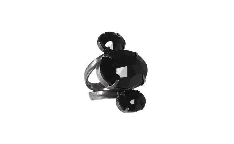 Anel com três pedras pretas em resina por R$32 na <a href="http://www.amomuito.com/bijoux/20000-anel-clair-prata-velha.html" target="_blank">Amo Muito</a>