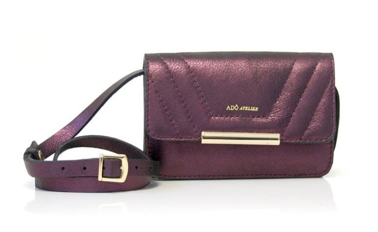Bolsa nanica stone berinjela Adô Atelier por R$168,35 na <a href="http://www.adoatelier.com.br/bolsas-couro-diversas/nanica-stone-berinjela" target="_blank">Adô Atelier</a>