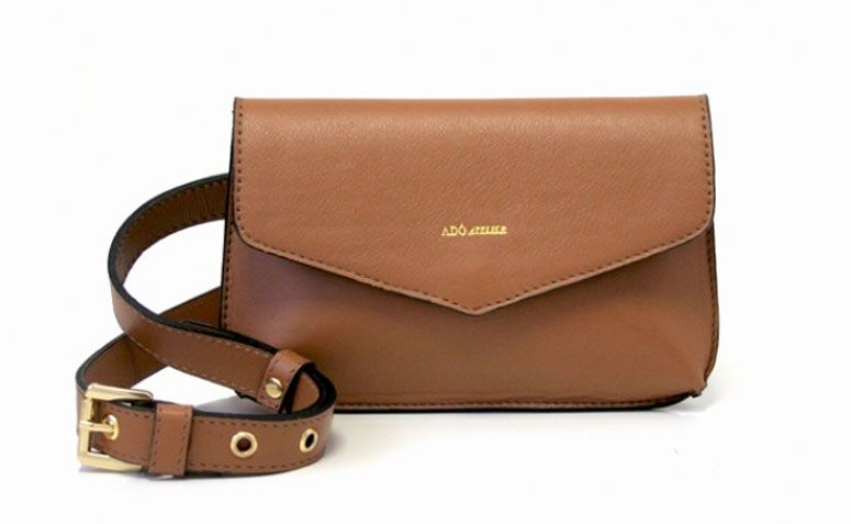 Bolsa de couro caramelo Adô Atelier por R$159,20 na <a href="http://www.adoatelier.com.br/bolsas-couro-diversas/belt-bag-caramelo" target="_blank">Adô Atelier</a>
