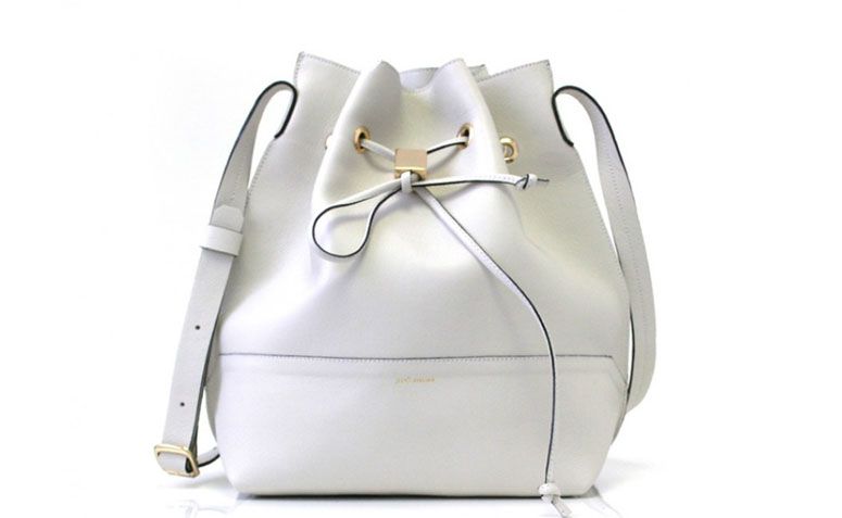 Bolsa bucket média gelo Adô Atelier por R$303,20 na <a href="http://www.adoatelier.com.br/bolsas-couro-diversas/bolsa-bucket-media-gelo" target="_blank">Adô Atelier</a>
