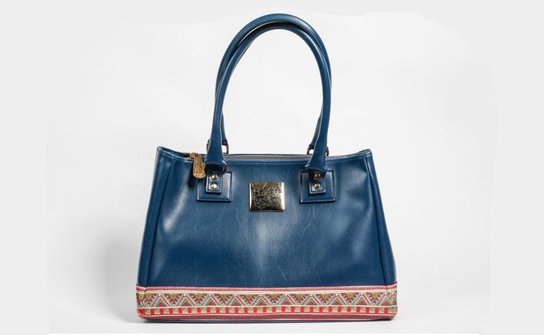 Bolsa azul La Loba por R$289,00 na <a href=" http://www.laloba.com.br/produtos/bolsa-feminina-azul-la-loba/" target="_blank">La Loba</a>