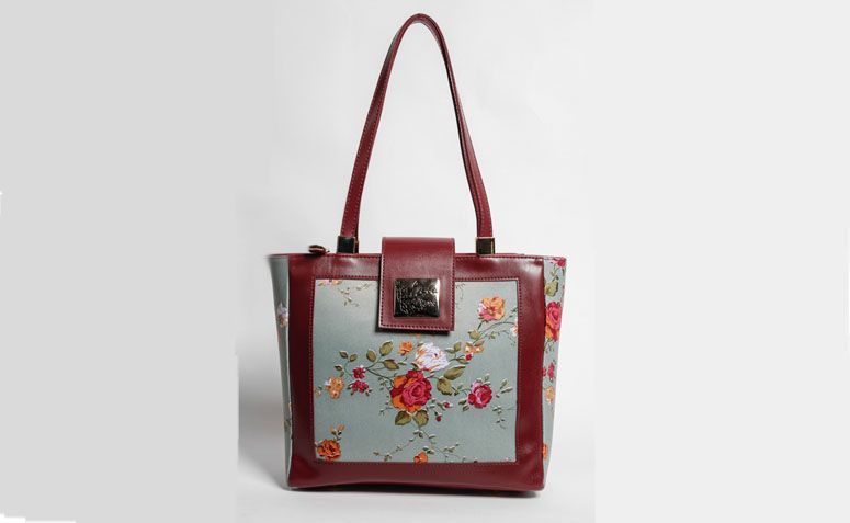 Bolsa estampada magente La Loba por R$239,00 na <a href="http://www.laloba.com.br/produtos/bolsa-feminina-estampada-magenta-la-loba/" target="_blank">La Loba</a>
