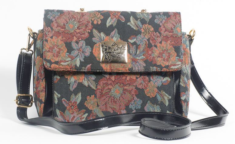 Bolsa tiracolo floral azul La Loba por R$229,00 na <a href="http://www.laloba.com.br/produtos/bolsa-feminina-tiracolo-floral-azul-la-loba/" target="_blank">La Loba</a>