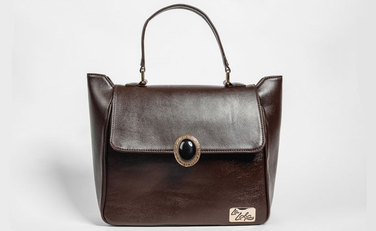 Bolsa café com pedra La Loba por R$249,00 na <a href="http://www.laloba.com.br/produtos/bolsa-feminina-cafe-com-pedra-la-loba/" target="_blank">La Loba</a>