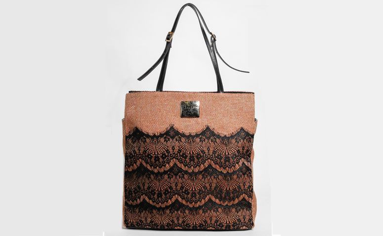 Bolsa preta com renda La Loba por R$339,00 na <a href="http://www.laloba.com.br/produtos/bolsa-feminina-com-renda-preta-la-loba/" target="_blank">La Loba</a>