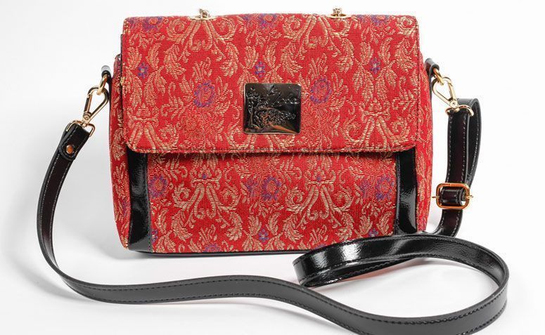 Bolsa tiracolo vermelha La Loba por R$229,00 na <a href="http://www.laloba.com.br/produtos/bolsa-feminina-tiracolo-vermelha-la-loba/" target="_blank">La Loba</a>