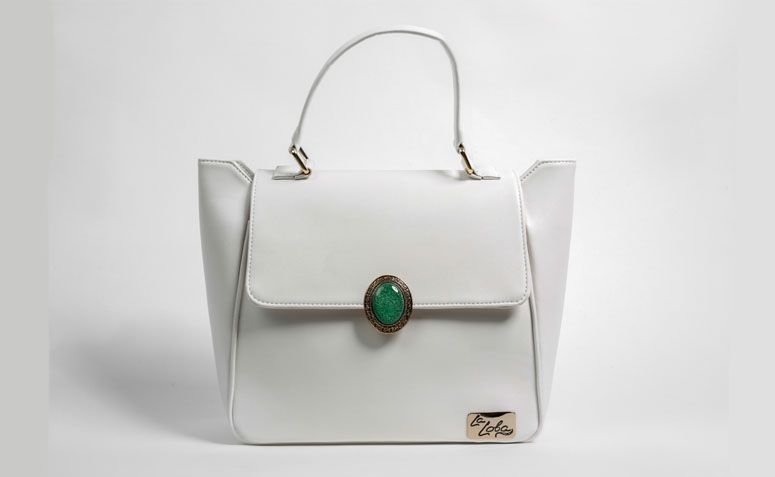Bolsa branca com pedra La Loba por R$224,00 na <a href="http://www.laloba.com.br/produtos/bolsa-feminina-branca-com-pedra-la-loba/" target="_blank">La Loba</a>