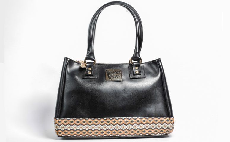 Bolsa preta La Loba por R$289,00 na <a href="http://www.laloba.com.br/produtos/bolsa-feminina-preta-la-loba/" target="_blank">La Loba</a>