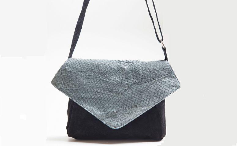 Bolsa Sally cinza por R$380,00 na <a href="http://lepreri.com.br/loja/sally/sally-cinza/" target="_blank">Lepreri</a>