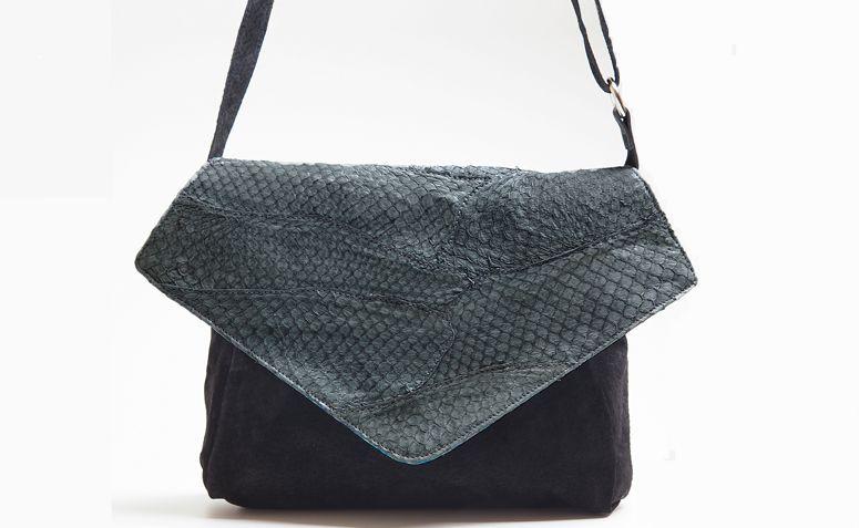 Bolsa Sally preta por R$380,00 na <a href="http://lepreri.com.br/loja/sally/sally-preta/" target="_blank">Lepreri</a>