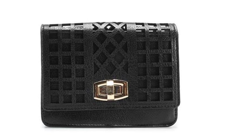 Bolsa carteira preta Madame Marie por R$129,99 na <a href="http://www.anita.com.br/produto/Bolsa-Madame-Marie-MULTICOLORIDO-92969?atributo=173:MULTICOLORIDO" target="_blank">Anita</a>