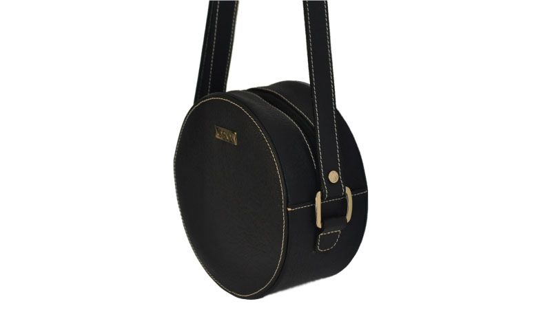 Bolsa juvevê preta Orna por R$500,00 na <a href="http://orna.com.br/produto/bolsa-juveve-preta/" target="_blank">Orna</a>
