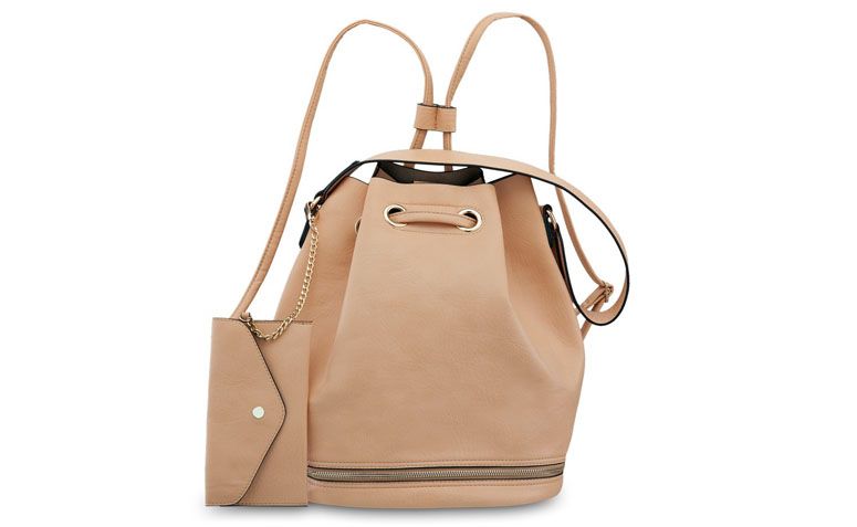 Bolsa bege com alça de costas e ombro Pallas por R$149,90 na <a href="http://www.ellastore.com.br/bolsas-femininas/pallas/bolsa-pallas-pl2117-bege" target="_blank">Ella Store</a>