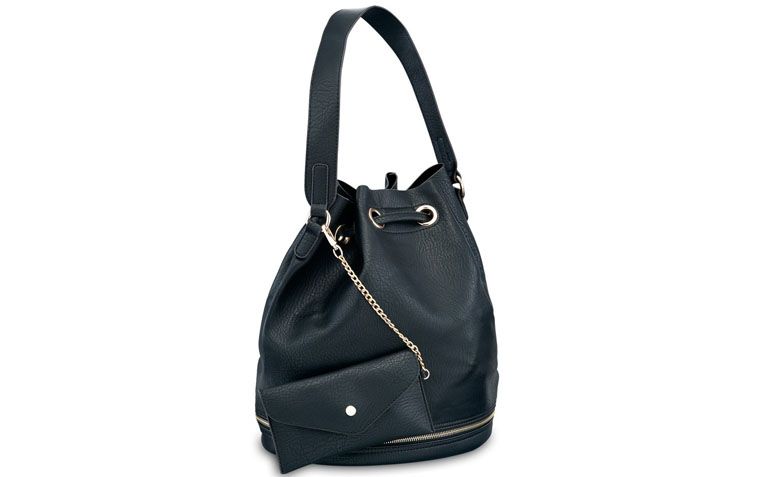 Bolsa com alça de costas e ombro Pallas por R$149,90 na <a href="http://www.ellastore.com.br/bolsas-femininas/pallas/bolsa-pallas-pl2117-preta" target="_blank">Ella Store</a>