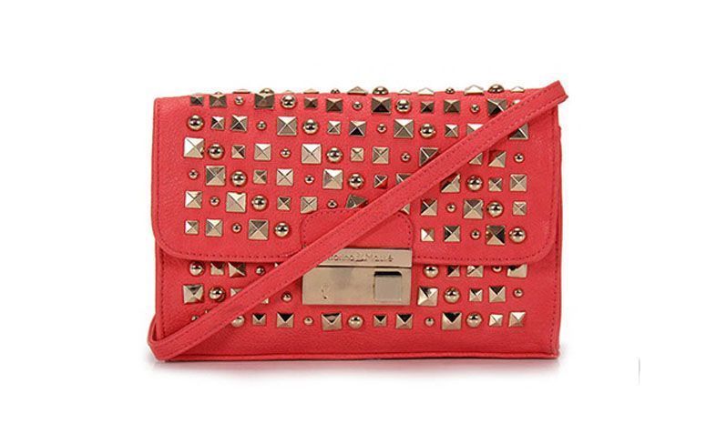 Bolsa pink Vitorino Maské por R$79,99 na <a href="http://www.passarela.com.br/passarela/produto/bolsa-vitorino-maske-vm0469-pink-6351398690-0" target="_blank">Passarela</a>