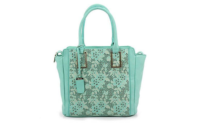 Bolsa verde Vitorino Maské por R$99,99 na <a href="http://www.passarela.com.br/passarela/produto/bolsa-vitorino-maske-dv0746-verde-6351380715-0" target="_blank">Passarela</a>