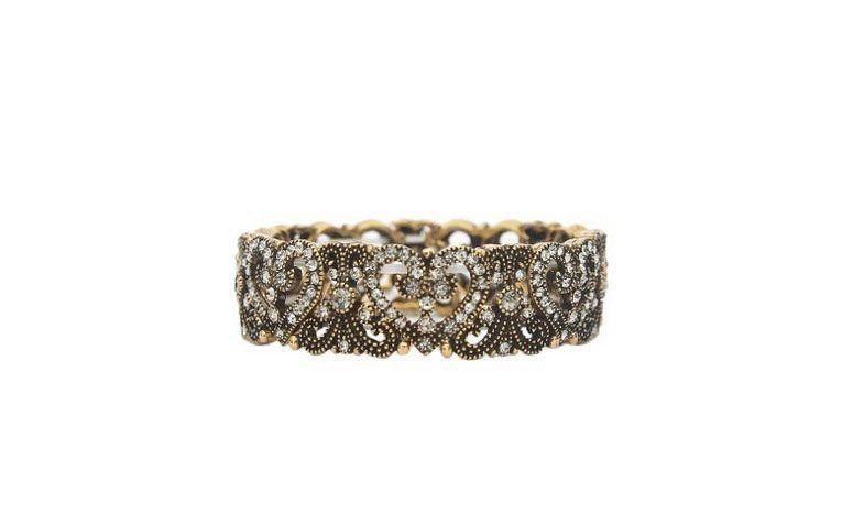 Pulseira estruturada de corações com strass e banhada a ouro por R$152,10 na <a href="http://www.lavalentina.com.br/prod/1615/pulseira-renda-coracao-ouro-vintage" target="_blank">La Valentina</a>