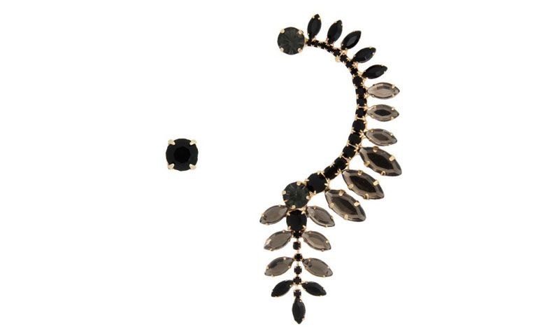 Ear cuff com cristais pretos por R$49,90 na <a href="http://www.franciscajoias.com.br/brinco-estilo-ear-cuff-com-cristais-negros-somente-um-lado-o-outro-uma-linda-pedra-de-cristal-negro-ambos-folheado-em-ouro-18k.html" target="_blank">Francisca Joias</a>