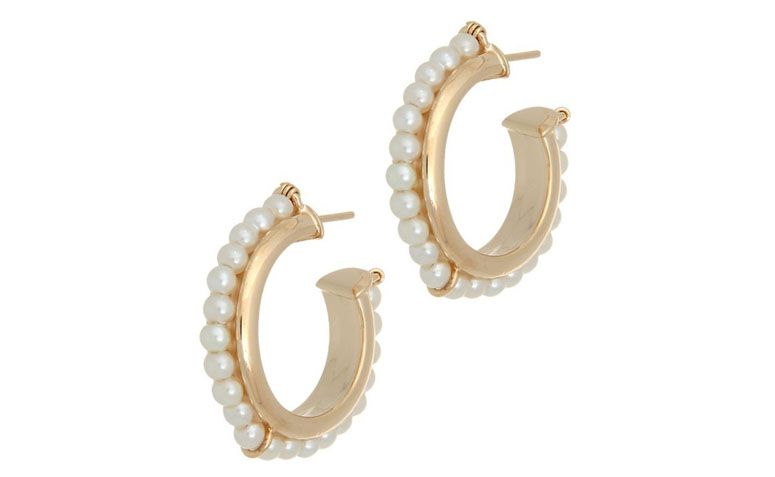 Brinco argola com pérolas por R$59,90 na <a href="http://www.franciscajoias.com.br/argola-de-perola-folheado-em-ouro-18k.html" target="_blank">Francisca Joias</a>