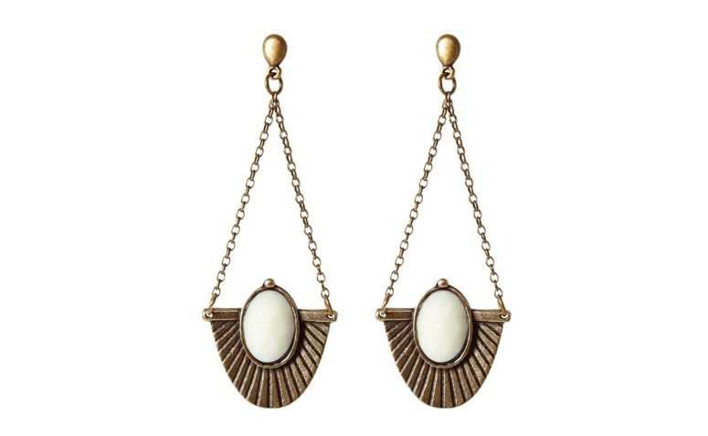 Brinco longo com pedra resinada em cor marfim por R$42 na <a href="http://www.amomuito.com/bijoux/21084-brinco-new-khaleesi-marfim.html" target="_blank">Amo Muito</a>