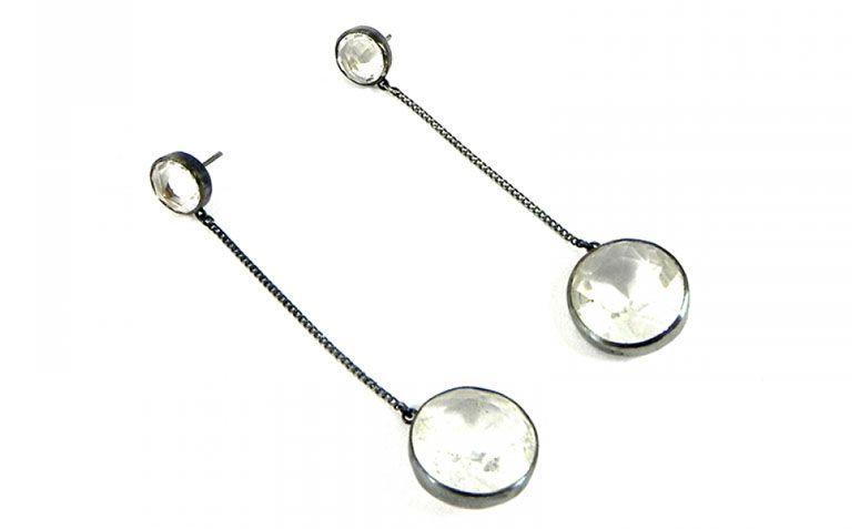 Brinco de prata oxidada com cristais por R$387,00 na <a href="http://sou-sou.com.br/produto/211-BRINCO-DUAS-PEDRAS--CRISTAL" target="_blank">SouSou</a>