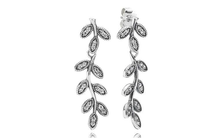 Brinco de prata com zircônias por R$480,00 na <a href="https://www.pandorajoias.com.br/prod/brinco-de-prata-folha-encantada_290565CZ.html?v=290565CZ&bread=468351" target="_blank">Pandora</a>