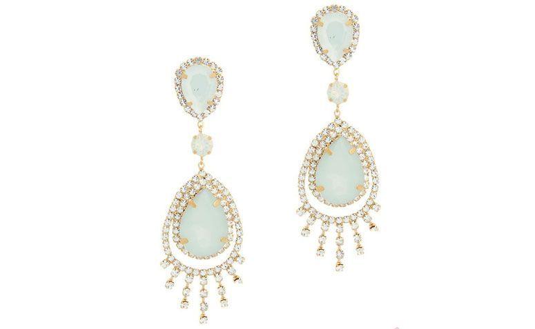 Brinco folheado a ouro com gotas brancas e leitosas por R$99,80 na <a href="http://www.franciscajoias.com.br/maxi-brinco-super-luxo-com-gotas-e-cristais-brancos-e-leitosos-folheado-em-ouro-18k.html" target="_blank">Francisca Joias</a>