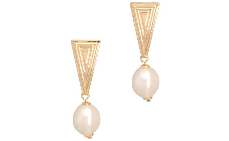 Brinco folheado a ouro com pérola por R$39,90 na <a href="http://www.franciscajoias.com.br/brinco-com-base-triangular-e-perola.html" target="_blank">Francisca Joias</a>