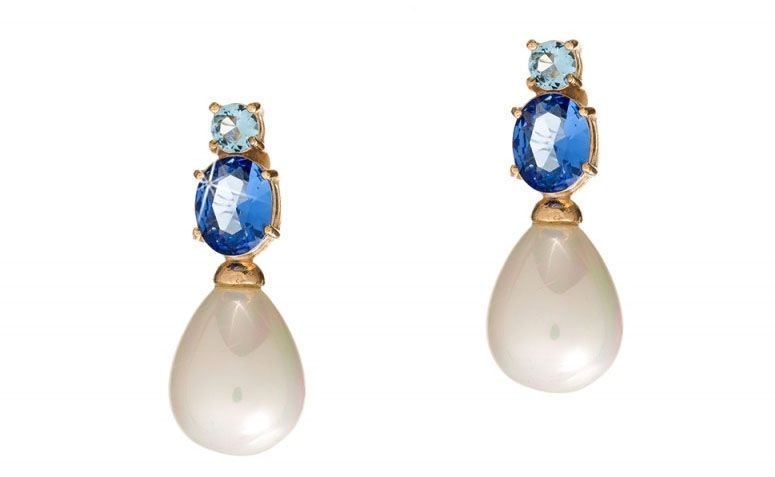 Brinco com pedra natural azul e pérola por R$75,00 na <a href="http://www.franciscajoias.com.br/brinco-base-com-pedra-natural-azul-e-perola-folheado-em-ouro-18k.html" target="_blank">Francisca Joias</a>
