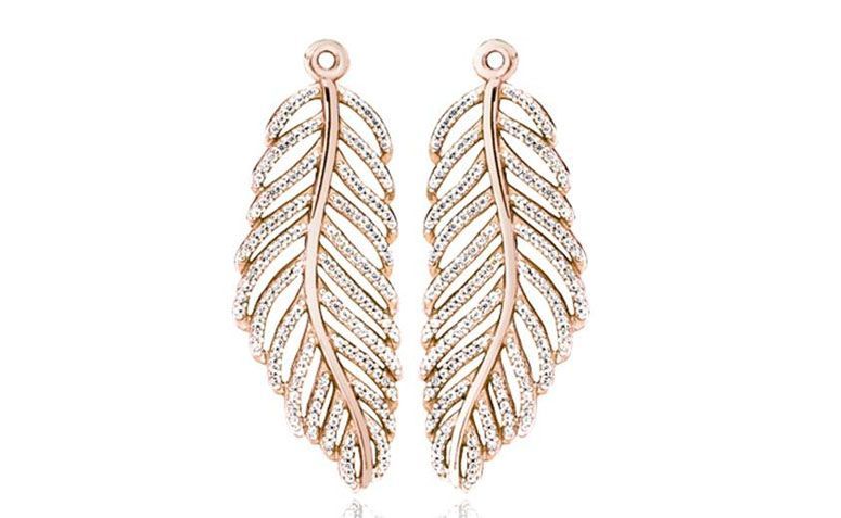 Brinco banhado em ouro rose com zircônias por R$405,00 na <a href="https://www.pandorajoias.com.br/prod/pendente-para-brincos-ros-plumas_280680CZ.html" target="_blank">Pandora</a>