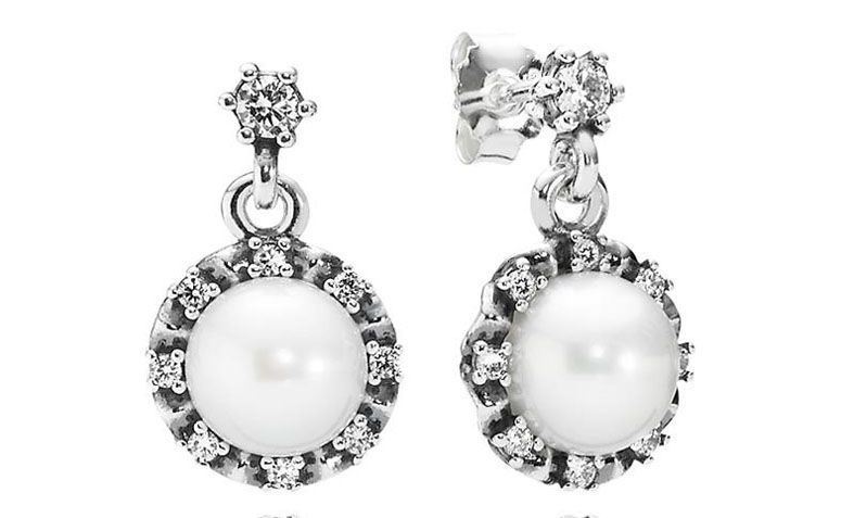 Brinco de prata com zircônias e pérola por R$325,00 na <a href="https://www.pandorajoias.com.br/prod/brinco-de-prata-esplendor_290562P.html" target="_blank">Pandora</a>