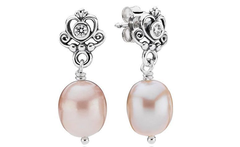 Brinco de prata com pérola rosa por R$255,00 na <a href="https://www.pandorajoias.com.br/prod/brinco-de-prata-e-prola-princesa_290536CZ.html" target="_blank">Pandora</a>