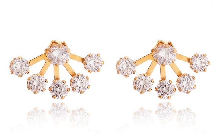 Brinco folheado a ouro com zircônias por R$73,90 na <a href="http://www.franciscajoias.com.br/brinco-pequeno-6-zirconias-folheado-em-ouro-18k.html" target="_blank">Francisca Joias</a>