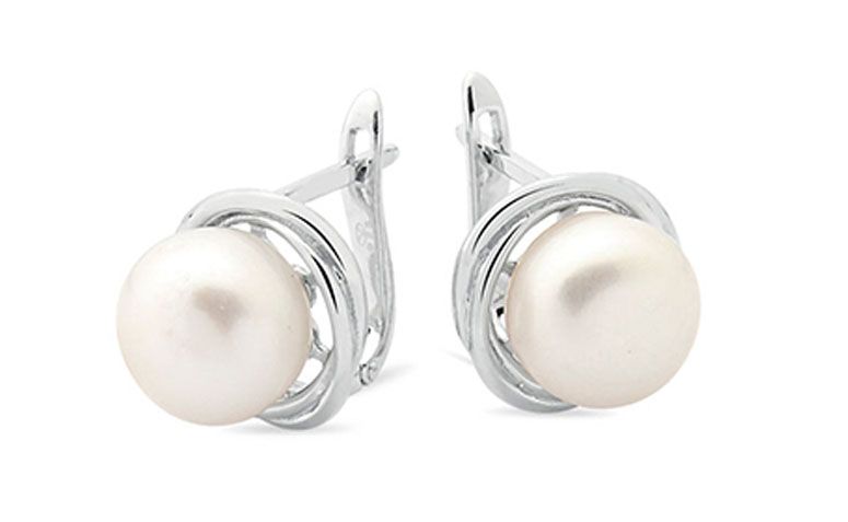 Brinco de prata com pérolas por R$390,00 na <a href="http://www.vivara.com.br/produto/brinco-perolas-prata/BR00045846" target="_blank">Vivara</a>