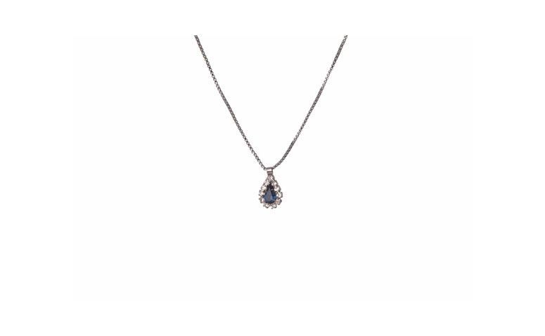 Colar de corrente e pingente de gota pequena em cristal Swarovski por R$29,90 na <a href="http://lilacacessorios.com.br/loja/colares/colar-grafite-cristal-swarovski-gotinha-montana/" target="_blank">Lilac Acessórios</a>