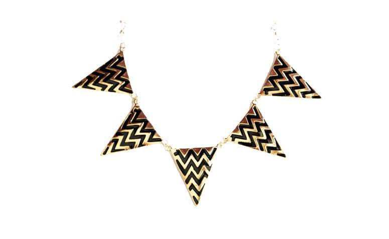 Colar médio com pingentes triangulares por R$45 na <a href="http://www.cellophane.com.br/pd-6087c-colar-triangulo-zigzag.html?ct=1fb60&p=1&s=1" target="_blank">Cellophane</a>