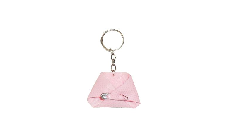 Chaveiro de fraldinha por R$1 na <a href="http://julierosaartesanato.blogspot.com.br/p/cha-de-bebenascimento.html" target="_blank">Juli & Rosa Ateliê</a>