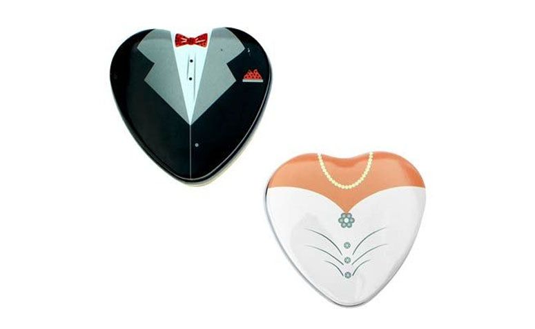 Latinha noivos 02 unidades por R$ 4,17 na <a href="http://www.magazine25.com.br/p/fl---latinha-casal-de-noivos----02-unidades" target="blank_">Magazine 25</a>