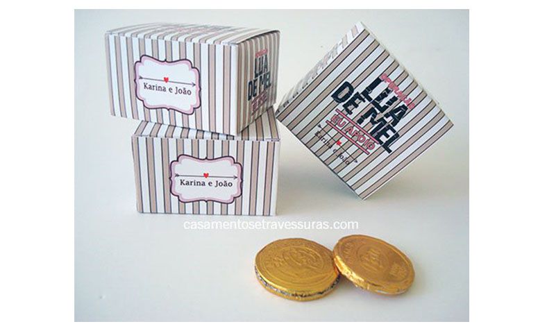 Caixa operação lua de mel por R$5,90 na <a href="http://casamentosetravessuras.com/catalogo/casamento-lembrancinhas/caixa-para-hora-da-gravata/" target="blank_">Casamentos e Travessuras</a>