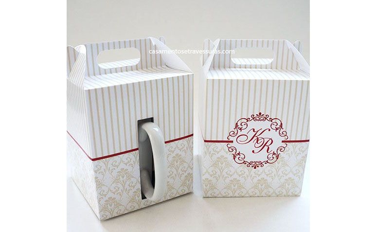 Maletinha para caneca por R$16,90 na <a href="http://casamentosetravessuras.com/catalogo/casamento-lembrancinhas/maletinha-para-caneca-de-porcelana/" target="blank_">Casamentos e Travessuras</a>