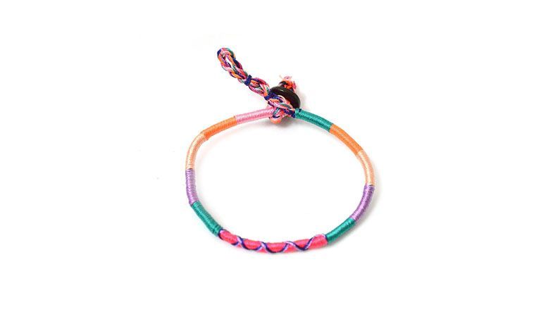 Tornozeleira de linha colorida por R$39,90 na <a href="http://www.accessorize.com.br/tornozeleira-wrapped-friends-3187/p?cc=78" target="_blank">Accessorize</a>